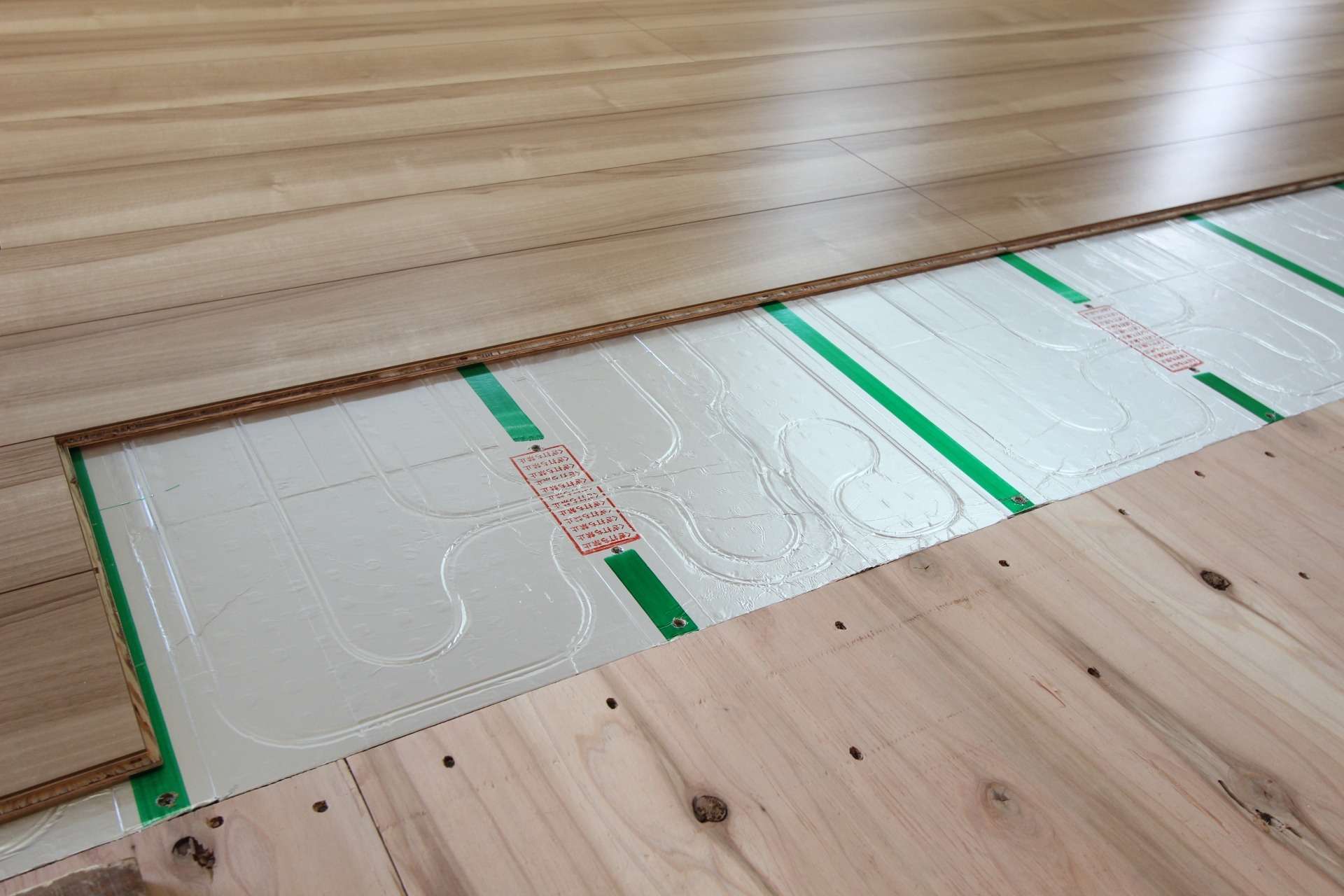 フロアコーティングと床暖房の相性・注意点